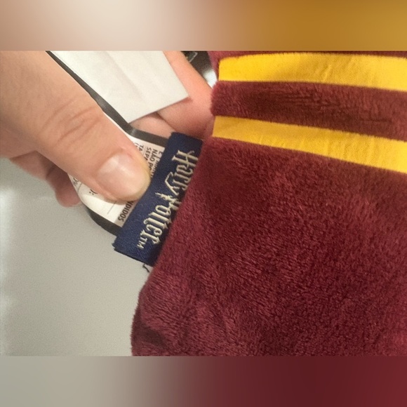 Harry Potter travel neck pillow and blanket - unique pillow for gryffindor fan - Picture 8 of 8